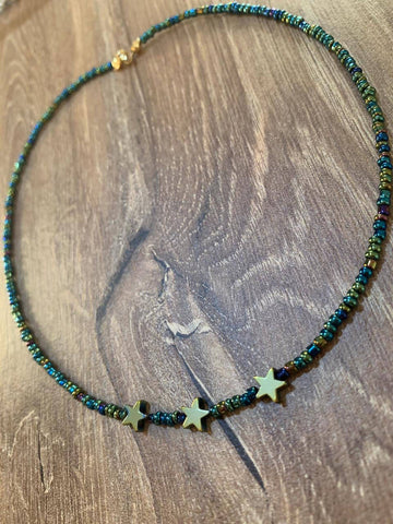 "Bleu changeant" color choker with 3 stars