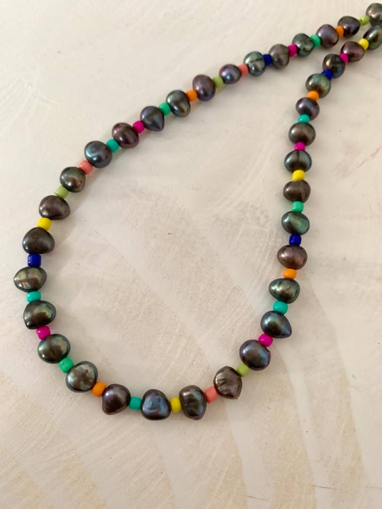 Anthracite Freshwater pearls with colored beads