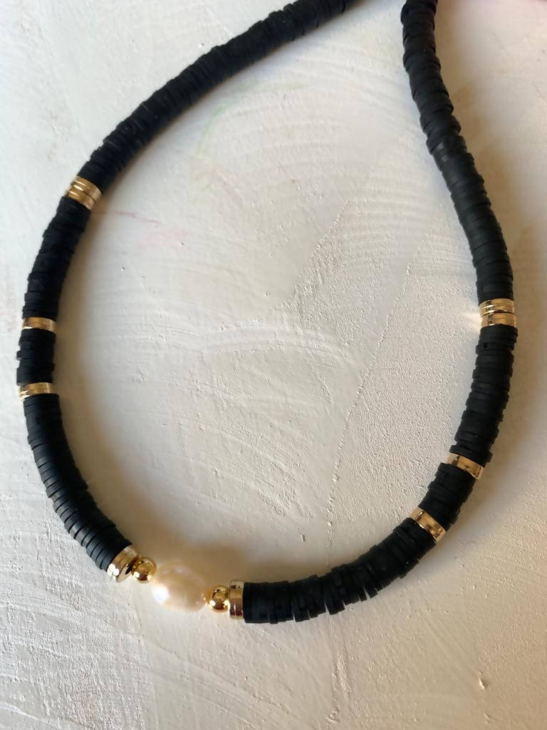 Black surf choker with freshwater pearl
