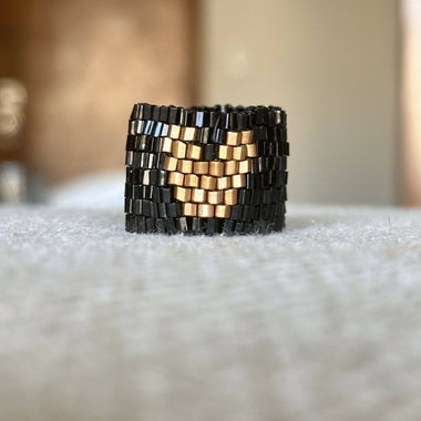 The PUT A RING ON IT collection: Heart Series, golden on black, 8 rows!